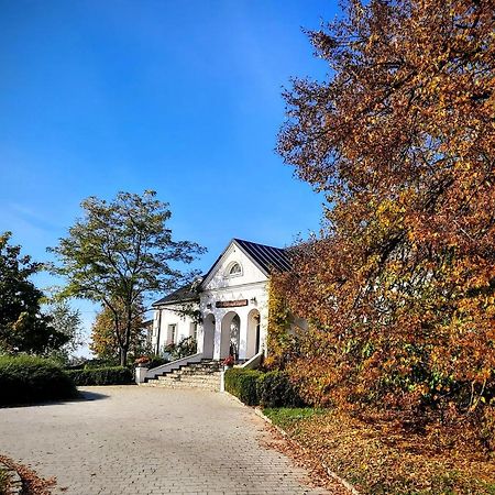 Dwor Na Wichrowym Wzgorzu Bed & Breakfast Przybyslawice ภายนอก รูปภาพ