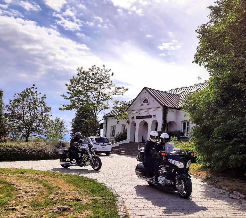 Dwor Na Wichrowym Wzgorzu Bed & Breakfast Przybyslawice ภายนอก รูปภาพ