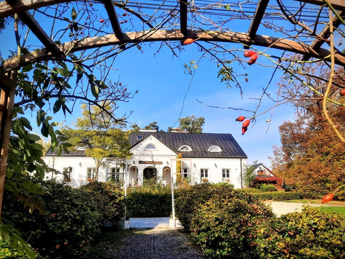 Dwor Na Wichrowym Wzgorzu Bed & Breakfast Przybyslawice ภายนอก รูปภาพ