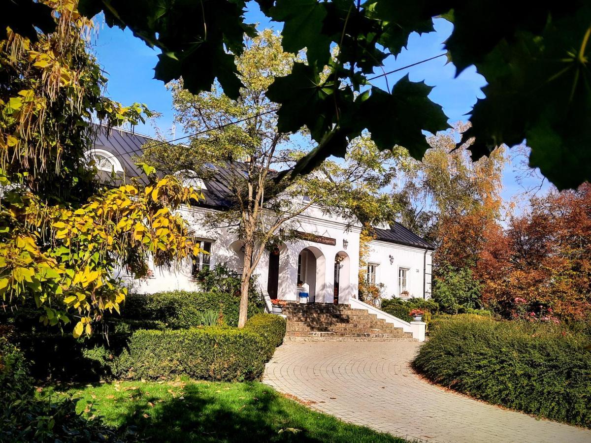 Dwor Na Wichrowym Wzgorzu Bed & Breakfast Przybyslawice ภายนอก รูปภาพ