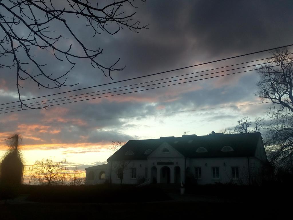 Dwor Na Wichrowym Wzgorzu Bed & Breakfast Przybyslawice ภายนอก รูปภาพ