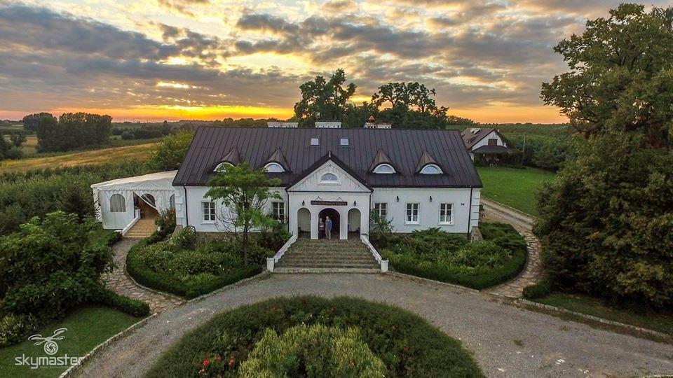 Dwor Na Wichrowym Wzgorzu Bed & Breakfast Przybyslawice ภายนอก รูปภาพ