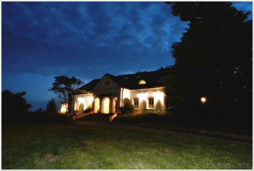 Dwor Na Wichrowym Wzgorzu Bed & Breakfast Przybyslawice ภายนอก รูปภาพ