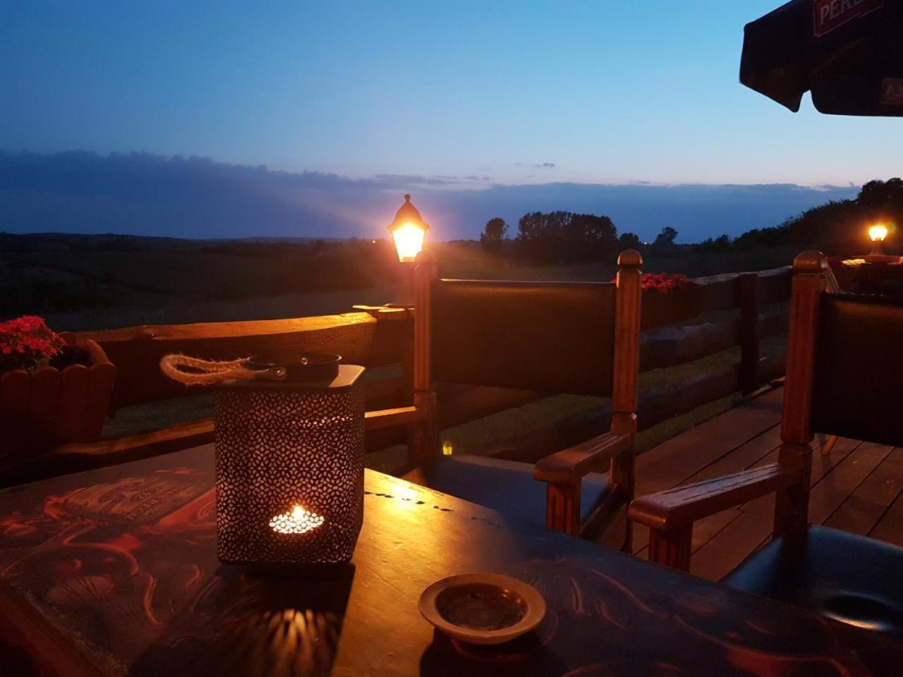 Dwor Na Wichrowym Wzgorzu Bed & Breakfast Przybyslawice ภายนอก รูปภาพ