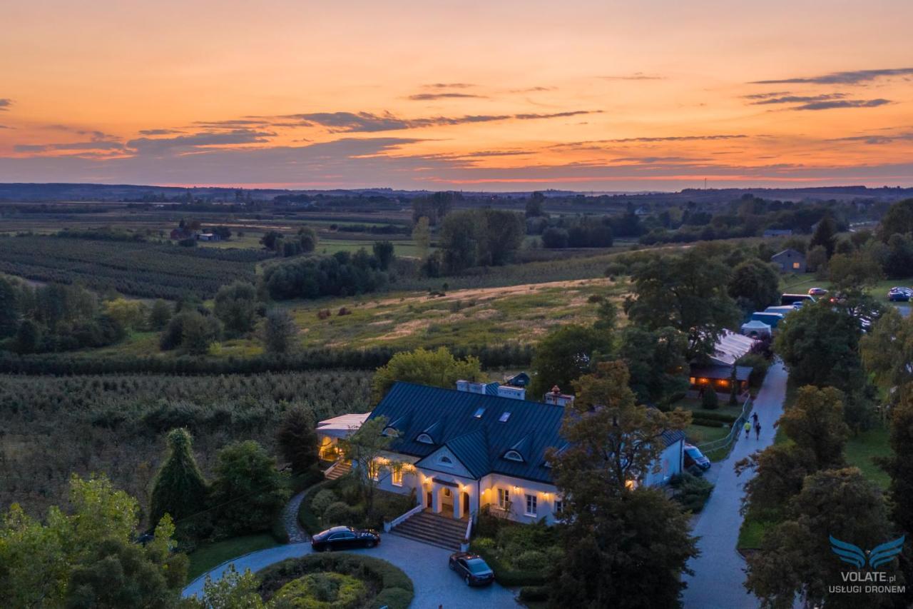Dwor Na Wichrowym Wzgorzu Bed & Breakfast Przybyslawice ภายนอก รูปภาพ